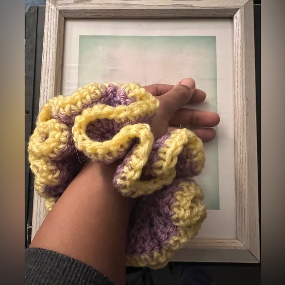 Crocheted scrunchie - Picture 3 of 4